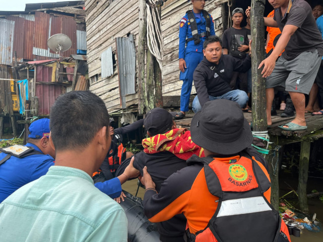 Tim SAR membawa jenazah korban. [Dok SAR Medan]